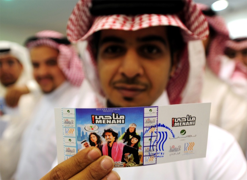 سعودي يحمل تذكرة الدخول لمشاهدة الفيلم الكوميدي السعودي " مناحي"  على أحد مسارح مدينة جدة.