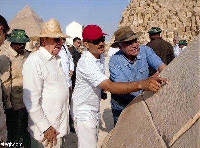 الرئيس الكوبي راؤول كاسترو ينظر إلى نسخة من "سيلكيت – "Silket  آلهة السحر والرذيلة في عهد الملك توت.