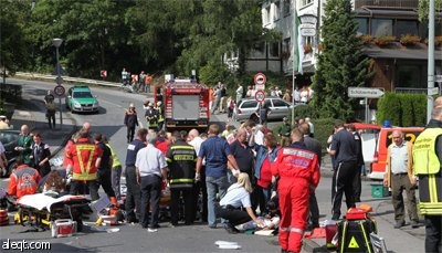 حادث مروري أليم في مدينة مندن غرب ألمانيا أسفر عن مقتل شخصين وإصابة عدة أشخاص.