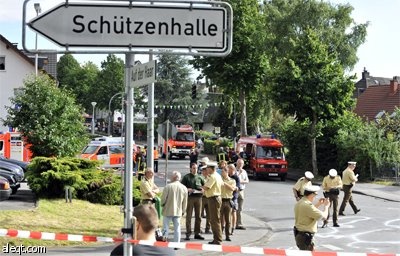 حادث مروري أليم في مدينة مندن غرب ألمانيا أسفر عن مقتل شخصين وإصابة عدة أشخاص.