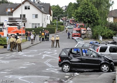 حادث مروري أليم في مدينة مندن غرب ألمانيا أسفر عن مقتل شخصين وإصابة عدة أشخاص.