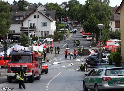 حادث مروري أليم في مدينة مندن غرب ألمانيا أسفر عن مقتل شخصين وإصابة عدة أشخاص.