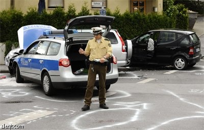 حادث مروري أليم في مدينة مندن غرب ألمانيا أسفر عن مقتل شخصين وإصابة عدة أشخاص.