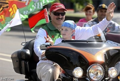 رئيس بيلاروسيا الكسندر لوكاشينكو مع نيكولاي اصغر أبنائه في العاصمة مينسك يتقدم موكب للدراجات النارية من نوع هارلي ديفيدسون مؤلف 