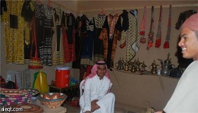 اجتذبت جادة سوق عكاظ الثقافي " 3 " في الطائف أكثر من 10 آلاف زائر يومياً لمشاهدة الحرفيين وهم يزاولون المهن الشعبية التقليدية في