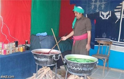 اجتذبت جادة سوق عكاظ الثقافي " 3 " في الطائف أكثر من 10 آلاف زائر يومياً لمشاهدة الحرفيين وهم يزاولون المهن الشعبية التقليدية في