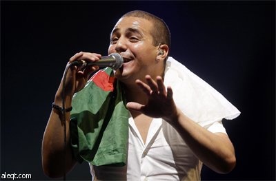 ألهب ملك الراي الشاب خالد عشاقه من الحاضرين خلال حفل غنائي أقيم في ساحة رياض الفتح في الجزائر العاصمة ضمن  فعاليات اليوم قبل الأ