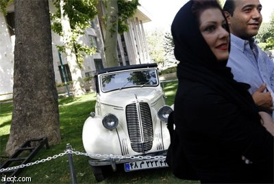 عرض لسيارات حاكم إيران الراحل محمد رضا بهلوي شاه في القصر الجمهوري في طهران.