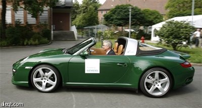 السيارة بورش eRUF Greenster التي تعمل بالطاقة الكهربائية تطرح في نورنبيرغ في ألمانيا.