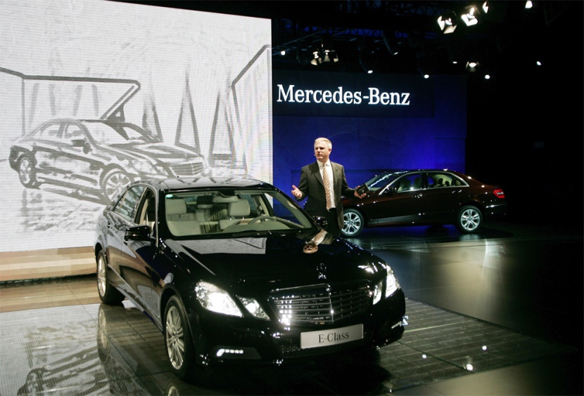 بيورن  هاوبر المدير العام لشركة مرسيدس بنز يعرض الفئة E-Class  بعد افتتاح معرض في شانغهاي.