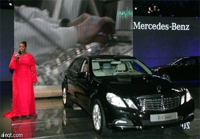 بيورن  هاوبر المدير العام لشركة مرسيدس بنز يعرض الفئة E-Class  بعد افتتاح معرض في شانغهاي.
