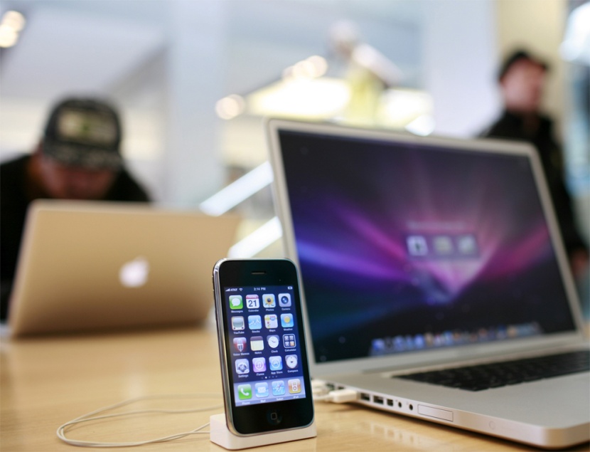 الهاتف أبل iPhone 3GS و الحاسوب أبل Macbook يعرضان في متجر أبل Apple في سان فرانسيسكو.