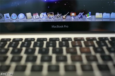الهاتف أبل iPhone 3GS و الحاسوب أبل Macbook يعرضان في متجر أبل Apple في سان فرانسيسكو.