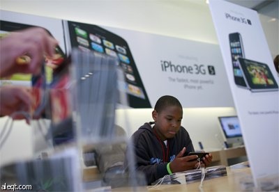 الهاتف أبل iPhone 3GS و الحاسوب أبل Macbook يعرضان في متجر أبل Apple في سان فرانسيسكو.