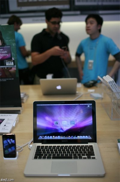 الهاتف أبل iPhone 3GS و الحاسوب أبل Macbook يعرضان في متجر أبل Apple في سان فرانسيسكو.