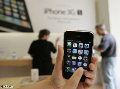 الهاتف أبل iPhone 3GS و الحاسوب أبل Macbook يعرضان في متجر أبل Apple في سان فرانسيسكو.