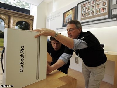 الهاتف أبل iPhone 3GS و الحاسوب أبل Macbook يعرضان في متجر أبل Apple في سان فرانسيسكو.