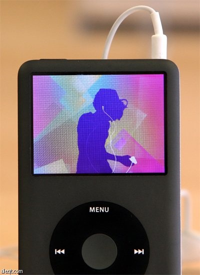 الهاتف أبل iPhone 3GS و الحاسوب أبل Macbook يعرضان في متجر أبل Apple في سان فرانسيسكو.