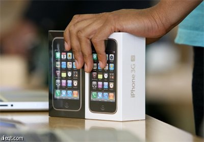 الهاتف أبل iPhone 3GS و الحاسوب أبل Macbook يعرضان في متجر أبل Apple في سان فرانسيسكو.