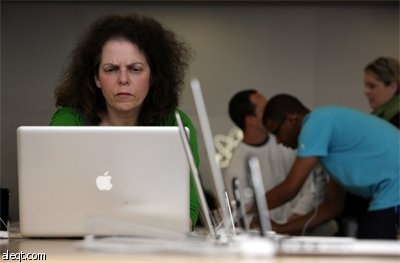 الهاتف أبل iPhone 3GS و الحاسوب أبل Macbook يعرضان في متجر أبل Apple في سان فرانسيسكو.
