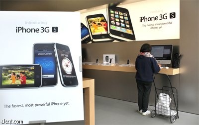الهاتف أبل iPhone 3GS و الحاسوب أبل Macbook يعرضان في متجر أبل Apple في سان فرانسيسكو.