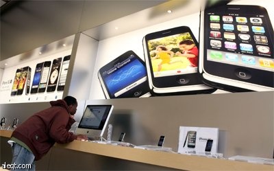 الهاتف أبل iPhone 3GS و الحاسوب أبل Macbook يعرضان في متجر أبل Apple في سان فرانسيسكو.