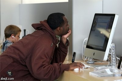 الهاتف أبل iPhone 3GS و الحاسوب أبل Macbook يعرضان في متجر أبل Apple في سان فرانسيسكو.