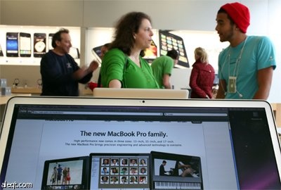 الهاتف أبل iPhone 3GS و الحاسوب أبل Macbook يعرضان في متجر أبل Apple في سان فرانسيسكو.