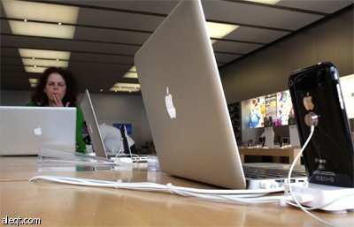 الهاتف أبل iPhone 3GS و الحاسوب أبل Macbook يعرضان في متجر أبل Apple في سان فرانسيسكو.