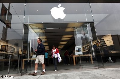 الهاتف أبل iPhone 3GS و الحاسوب أبل Macbook يعرضان في متجر أبل Apple في سان فرانسيسكو.