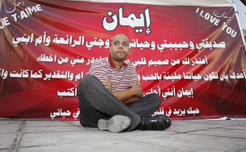 محمد الجبير ينتظر خارج مكتب عمل زوجته إيمان في عمان الأردنية حاملا لافتة كبيرة (5 متر) ليعتذر لها عن ما بدر بعد أن طلبت منه الطل