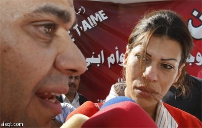 محمد الجبير ينتظر خارج مكتب عمل زوجته إيمان في عمان الأردنية حاملا لافتة كبيرة (5 متر) ليعتذر لها عن ما بدر بعد أن طلبت منه الطل