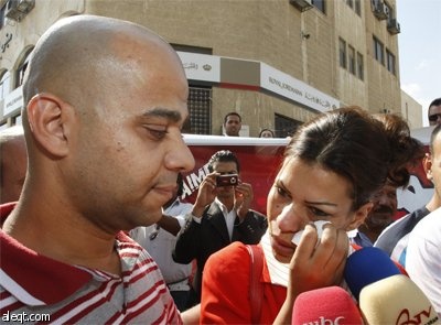 محمد الجبير ينتظر خارج مكتب عمل زوجته إيمان في عمان الأردنية حاملا لافتة كبيرة (5 متر) ليعتذر لها عن ما بدر بعد أن طلبت منه الطل