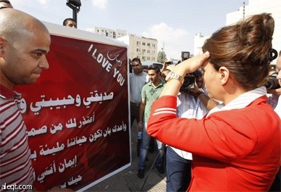 محمد الجبير ينتظر خارج مكتب عمل زوجته إيمان في عمان الأردنية حاملا لافتة كبيرة (5 متر) ليعتذر لها عن ما بدر بعد أن طلبت منه الطل