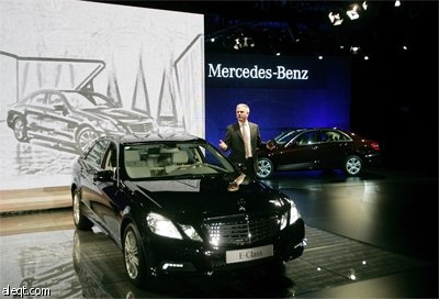شركة مرسيدس بنز تعرض الفئة E-Class بعد افتتاح معرضها في شانغهاي.