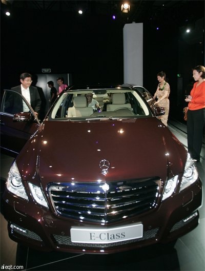 شركة مرسيدس بنز تعرض الفئة E-Class بعد افتتاح معرضها في شانغهاي.