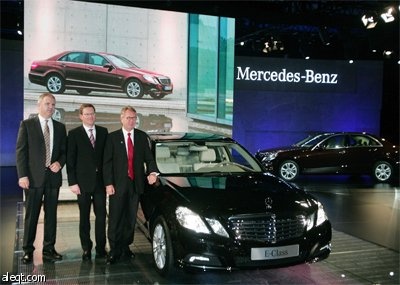 شركة مرسيدس بنز تعرض الفئة E-Class بعد افتتاح معرضها في شانغهاي.