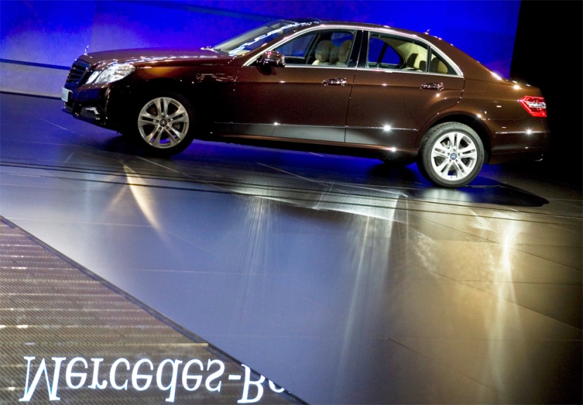 شركة مرسيدس بنز تعرض الفئة E-Class بعد افتتاح معرضها في شانغهاي.