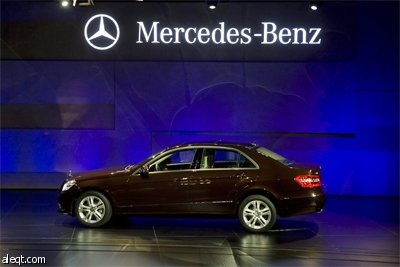 شركة مرسيدس بنز تعرض الفئة E-Class بعد افتتاح معرضها في شانغهاي.