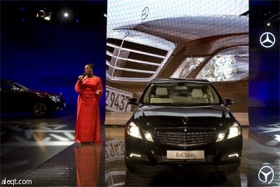 شركة مرسيدس بنز تعرض الفئة E-Class بعد افتتاح معرضها في شانغهاي.