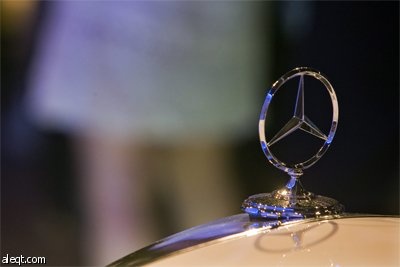 شركة مرسيدس بنز تعرض الفئة E-Class بعد افتتاح معرضها في شانغهاي.