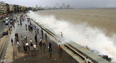 السلطات المدنية في الهند تحذر سكان العاصمة مومباي من ارتفاع مد وجزر بحر العرب لأكثر من 5 أمتار.