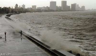 السلطات المدنية في الهند تحذر سكان العاصمة مومباي من ارتفاع مد وجزر بحر العرب لأكثر من 5 أمتار.