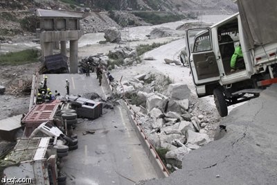 شاحنة معلقة على حافة انهيار جسر شيدقان في مقاطعة سيتشوان غرب الصين، حيث لقي ثلاثة أشخاص مصرعهم وأصيب 12 آخرون بعد أن دمرت الصخور