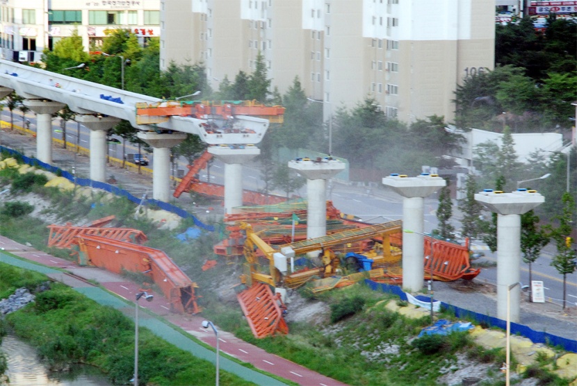عارضة سكة حديد بارتفاع 12 مترا انهارت في وقت متأخر من مساء أمس أدت إلى مقتل أربعة عمال على الفور وإصابة تسعة آخرين في سيؤول.