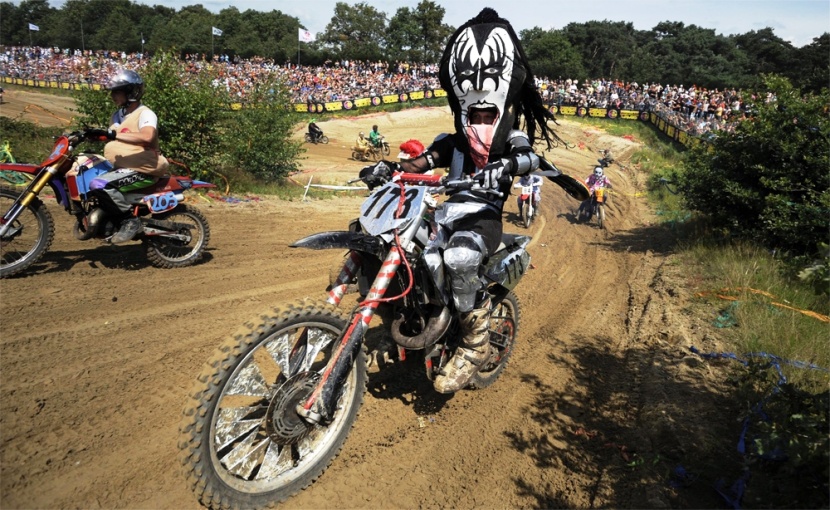 أحد مهووسي موسيقى الروك يشارك في مهرجان motocross السنوي في هولندا.