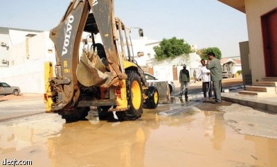 فرقة حكومية لصيانة المياه تغسل «معداتها الثقيلة» بماء المسجد