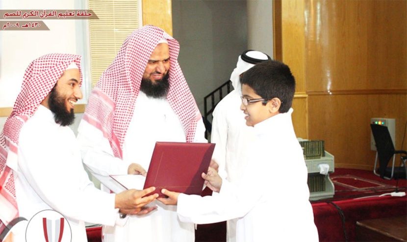 حلقات التحفيظ في جامع طيبة تحفظ القرآن الكريم للصم والبكم.