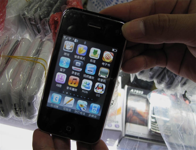 الهاتف المحمول المزيف iPhone يظهر في مركز تجاري لبيع الالكترونيات في جنوب مدينة شنتشن الصينية.
