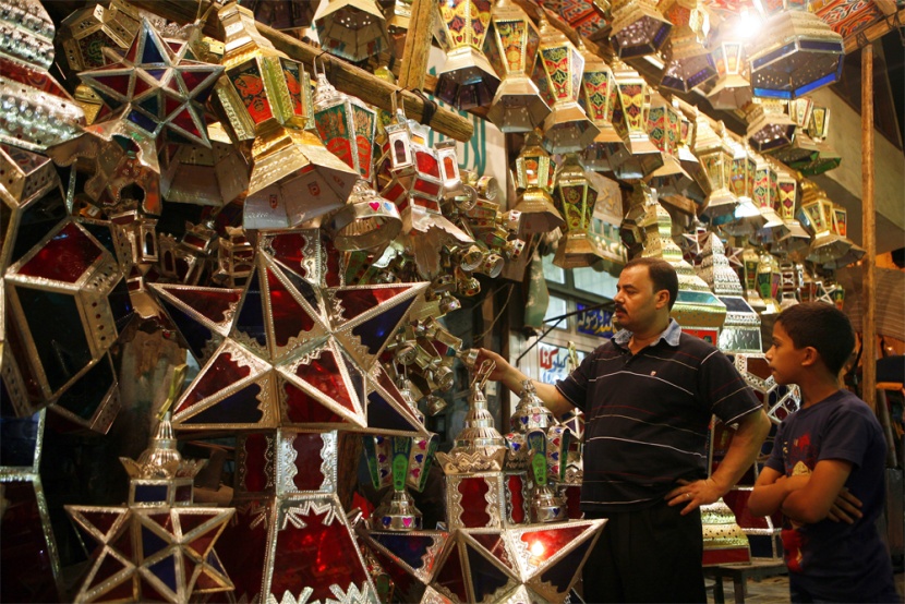 مصر تستعد لشهر رمضان المبارك بإنتاج الزينة والفوانيس.